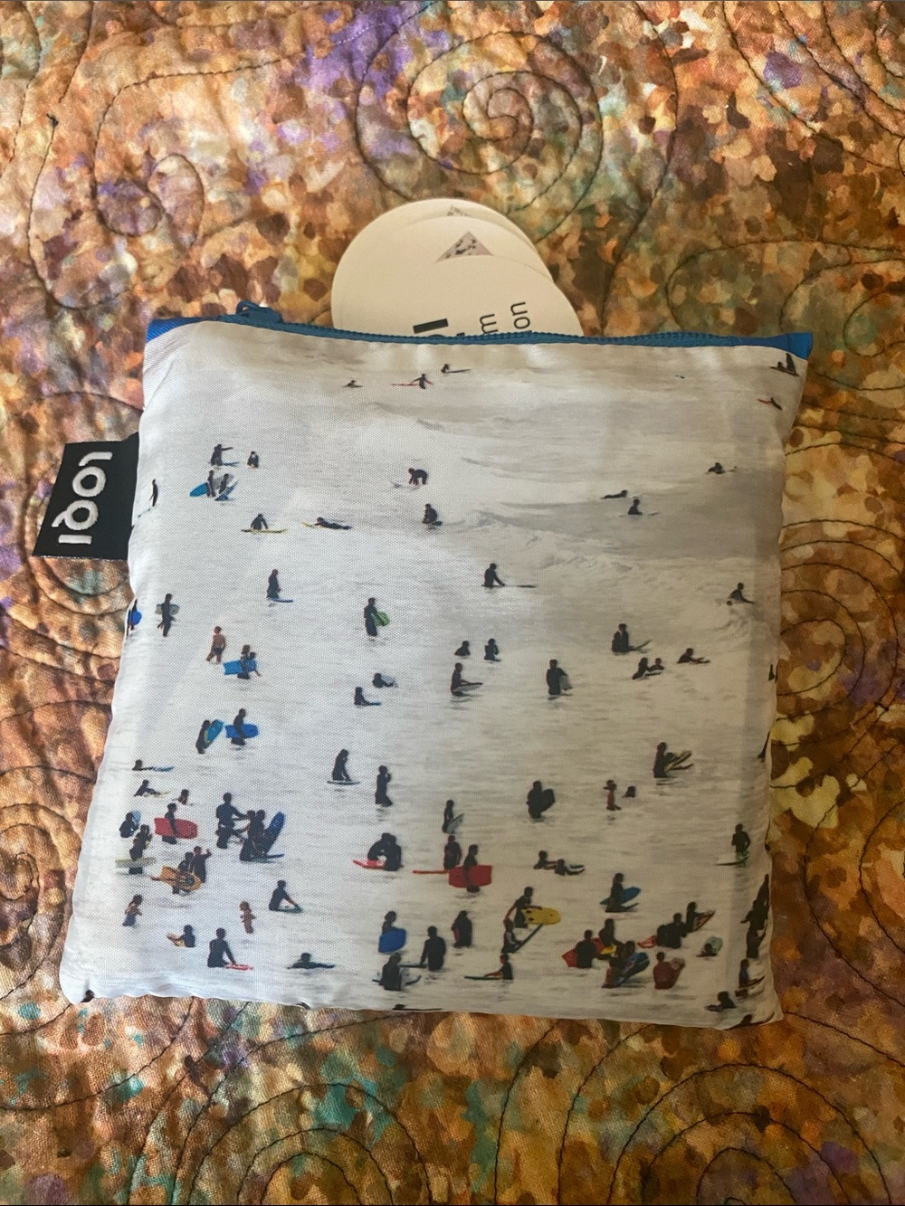 loqi Packable Tote Bag with Beach Crowd Print - White/Blue